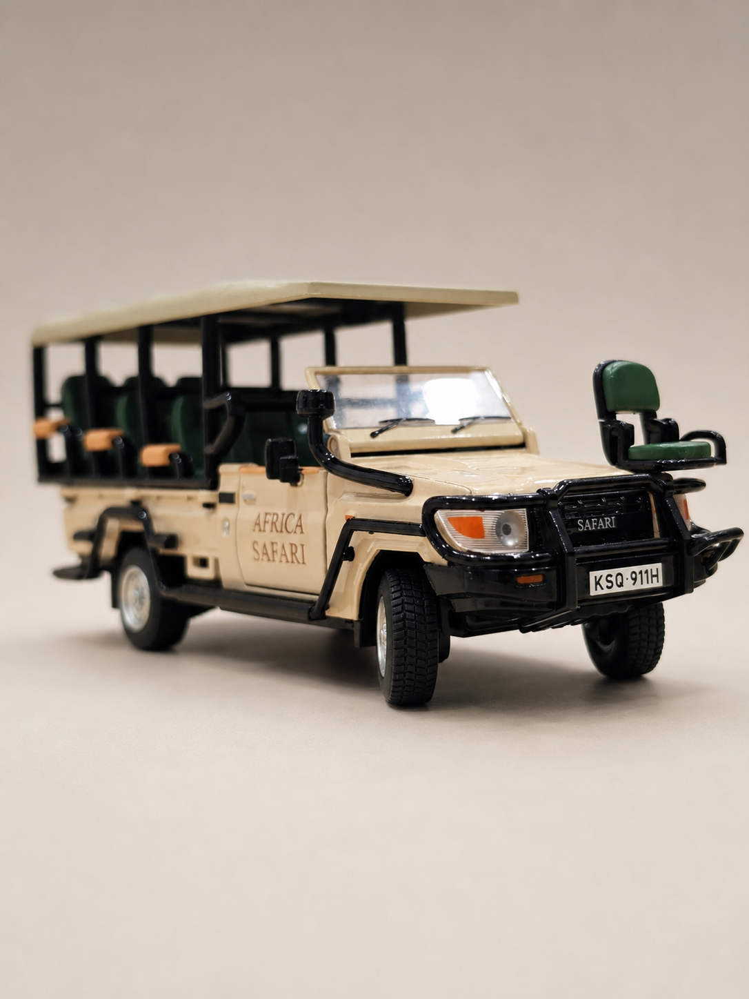 Open Side Beige 1:40 African safari vehicle model